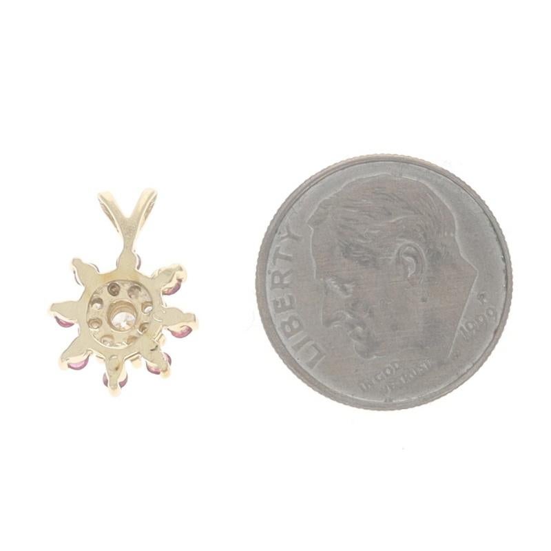 Pendentif Halo en or jaune avec diamant et rubis - 14k Round .40ctw Floral Excellent état - En vente à Greensboro, NC