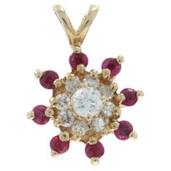 Pendentif Halo en or jaune avec diamant et rubis - 14k Round .40ctw Floral