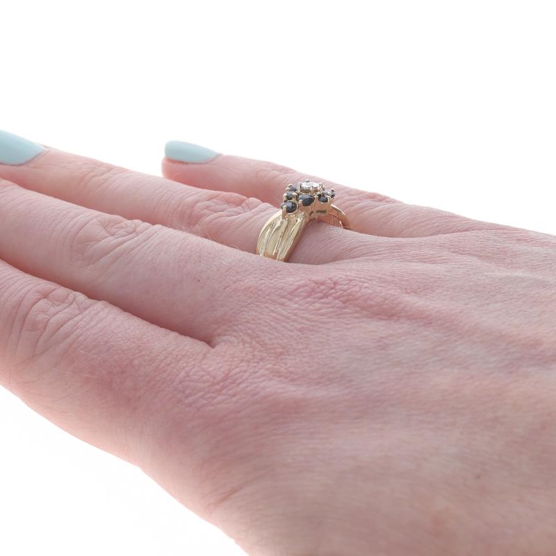 Bague Halo en or jaune avec diamant et saphir 14k Round Brilliant .96ctw Pour femmes en vente