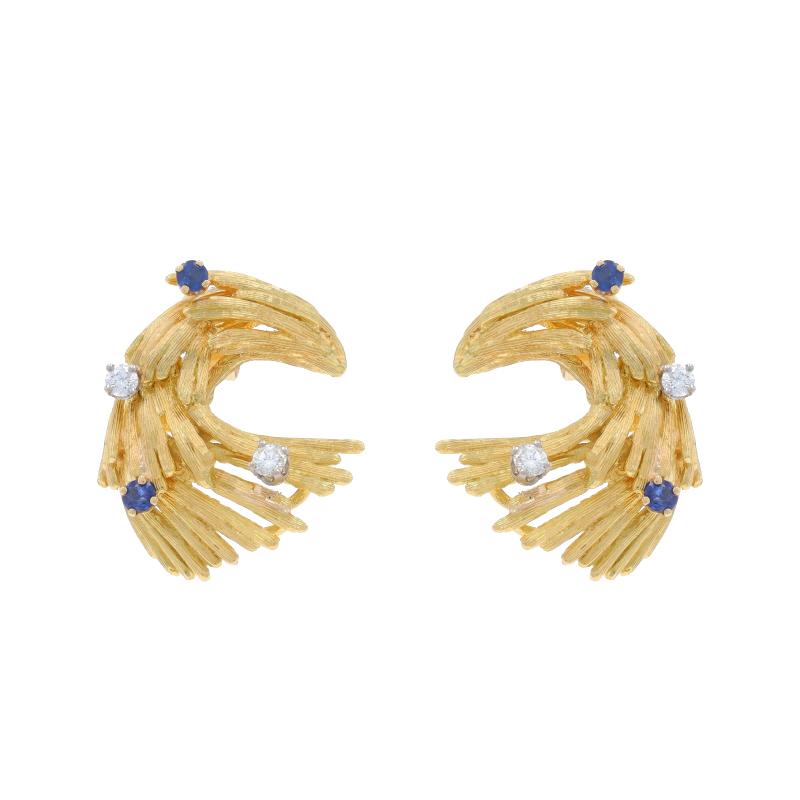 Metallgehalt: 18k Gelbgold & 18k Weißgold

Informationen zu Stein

Natürliche Diamanten
Karat(e): .20ctw
Schliff: Runder Brillant
Farbe: F - G
Reinheit: VS2 - SI1

Natürliche Saphire
Behandlung: Heizung
Karat(e): .30ctw
Schnitt: Rund
Farbe: