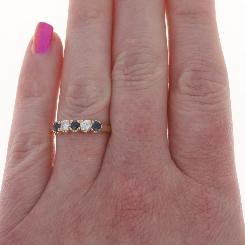 Taglio rotondo Anello a cinque pietre con diamante e zaffiro in oro giallo - 14k Brilliante rotondo 0,62ctw in vendita