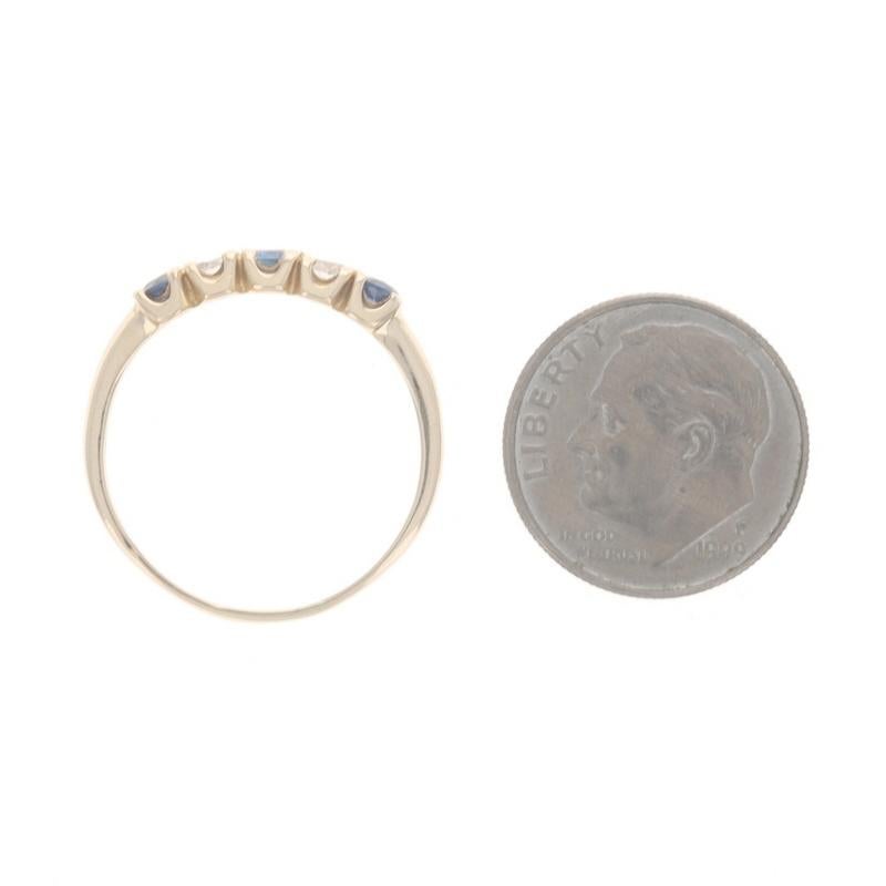 Anello a cinque pietre con diamante e zaffiro in oro giallo - 14k Brilliante rotondo 0,62ctw in vendita 1