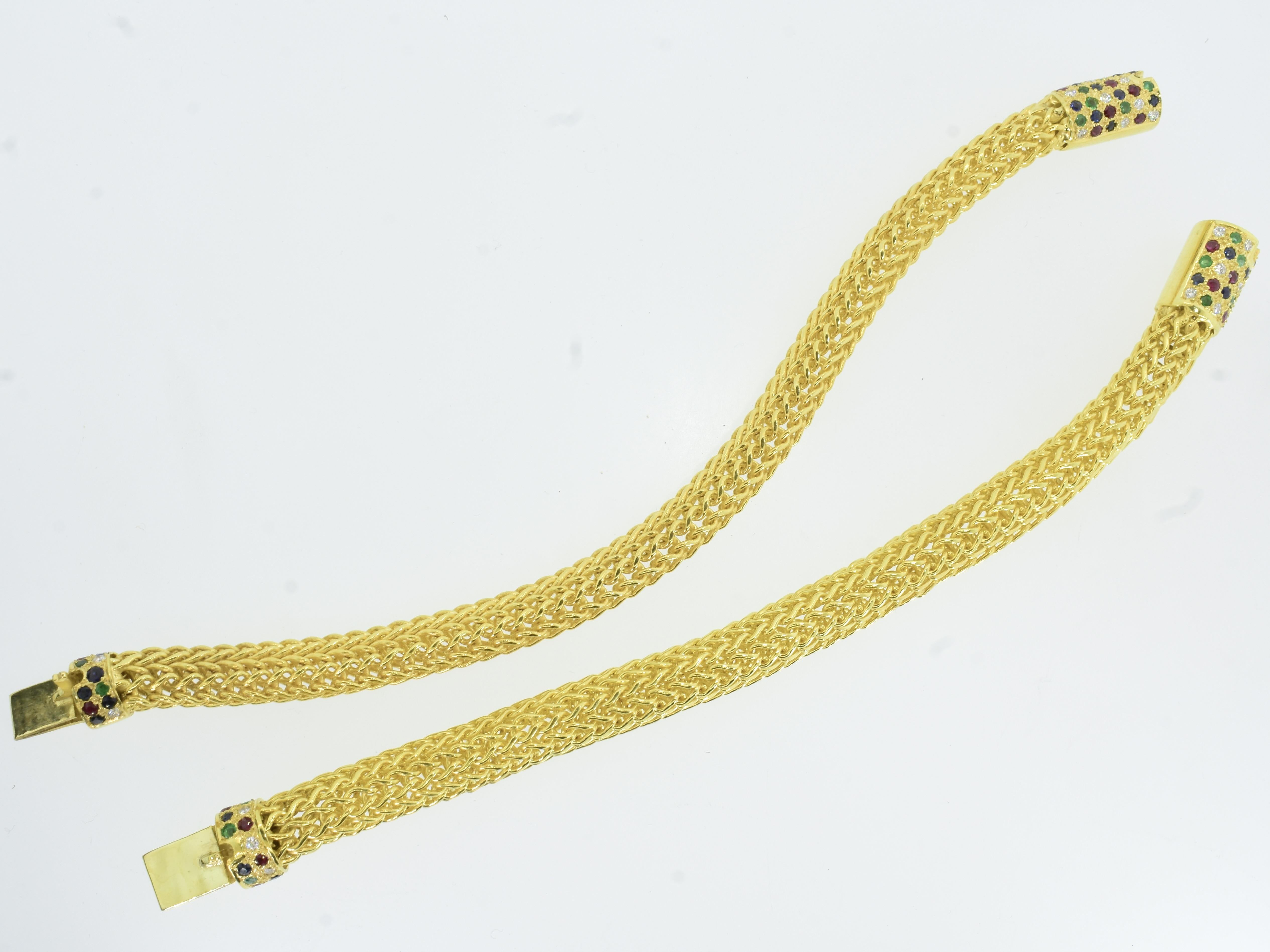 Paire de bracelets vintage en or jaune, diamants, saphirs, rubis et émeraudes des années 1960 en vente 4