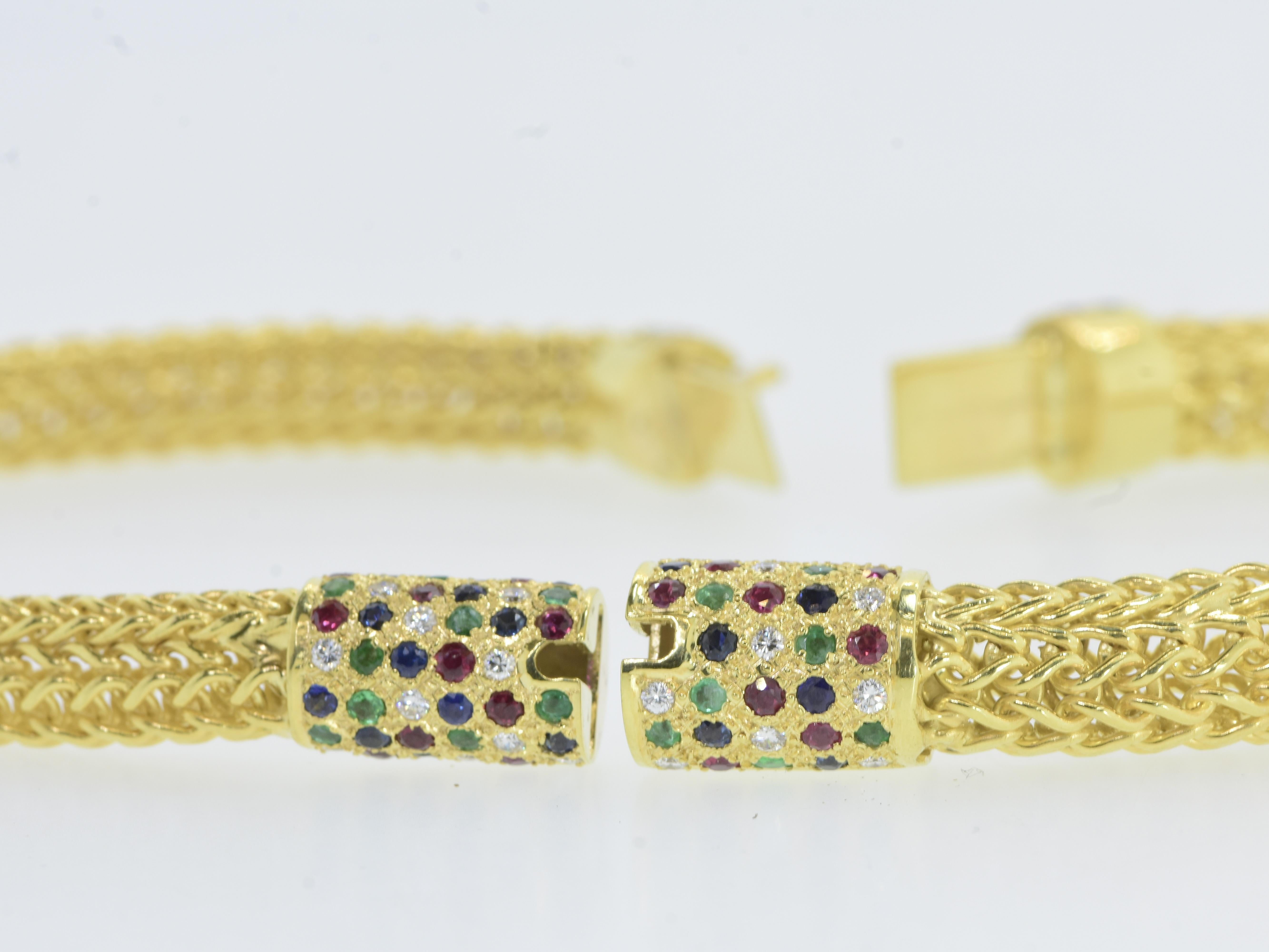 Paire de bracelets vintage en or jaune, diamants, saphirs, rubis et émeraudes des années 1960 en vente 5