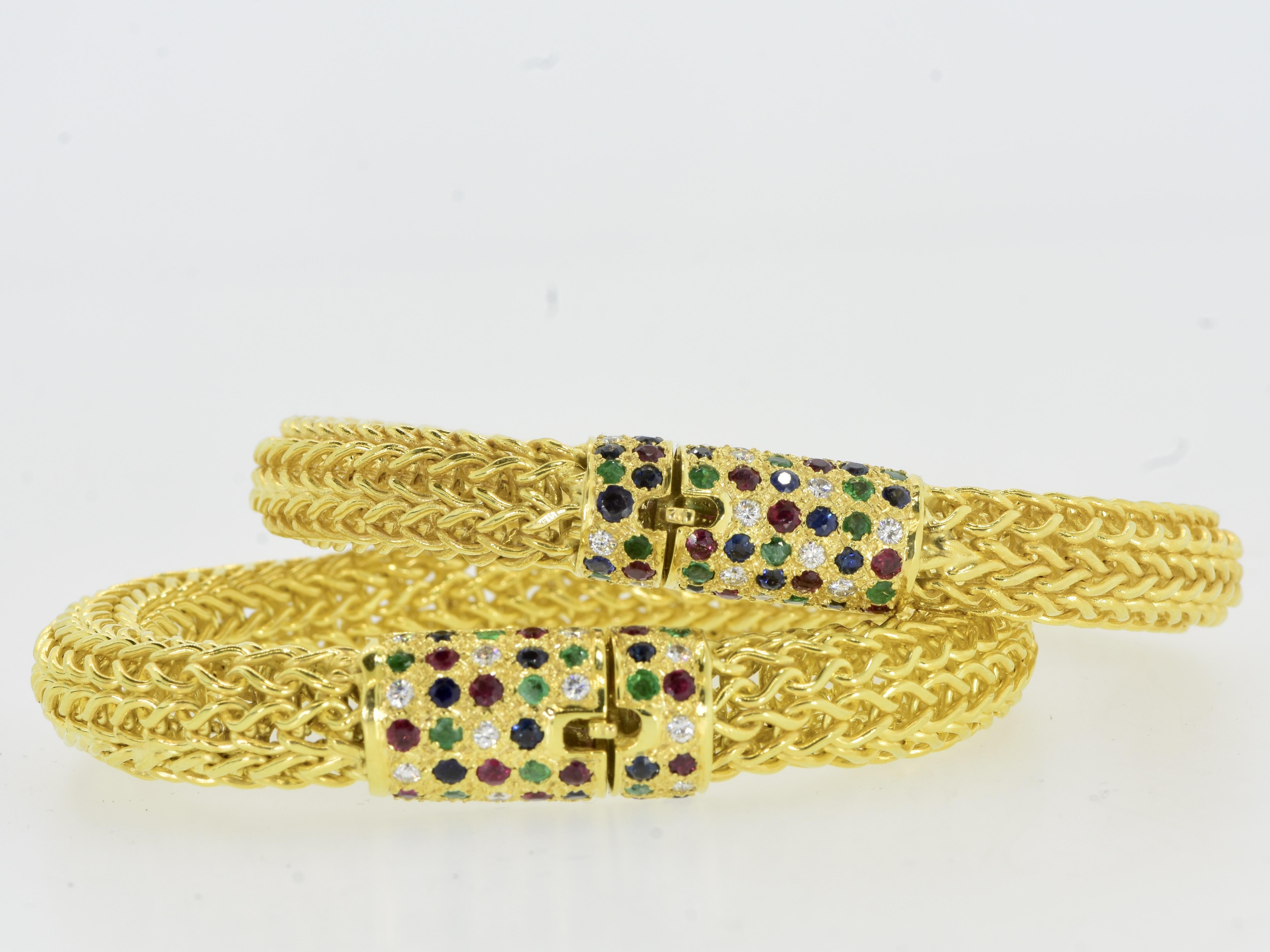 Paire de bracelets vintage en or jaune, diamants, saphirs, rubis et émeraudes des années 1960 en vente 7