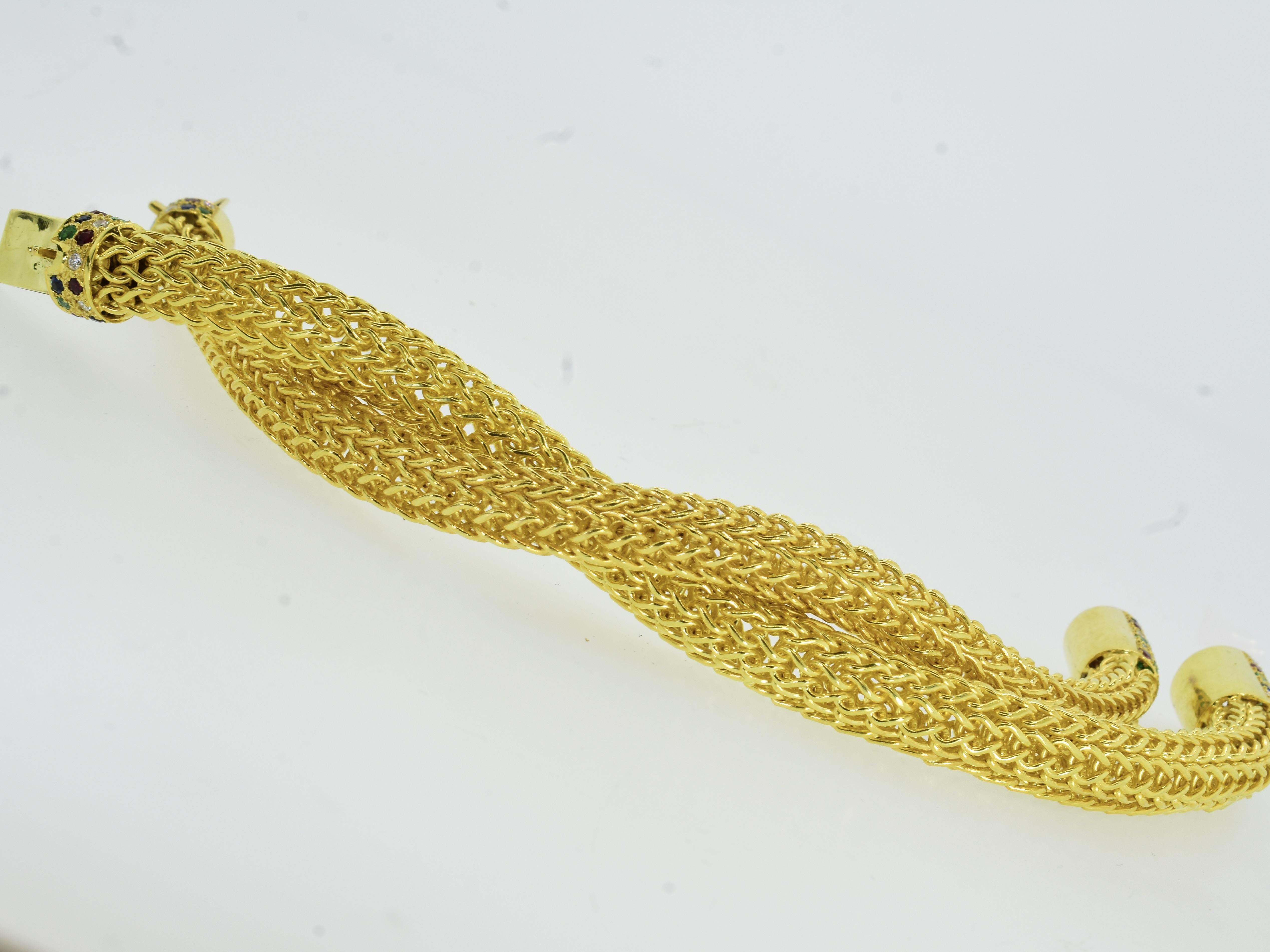 Paire de bracelets vintage en or jaune, diamants, saphirs, rubis et émeraudes des années 1960 en vente 8