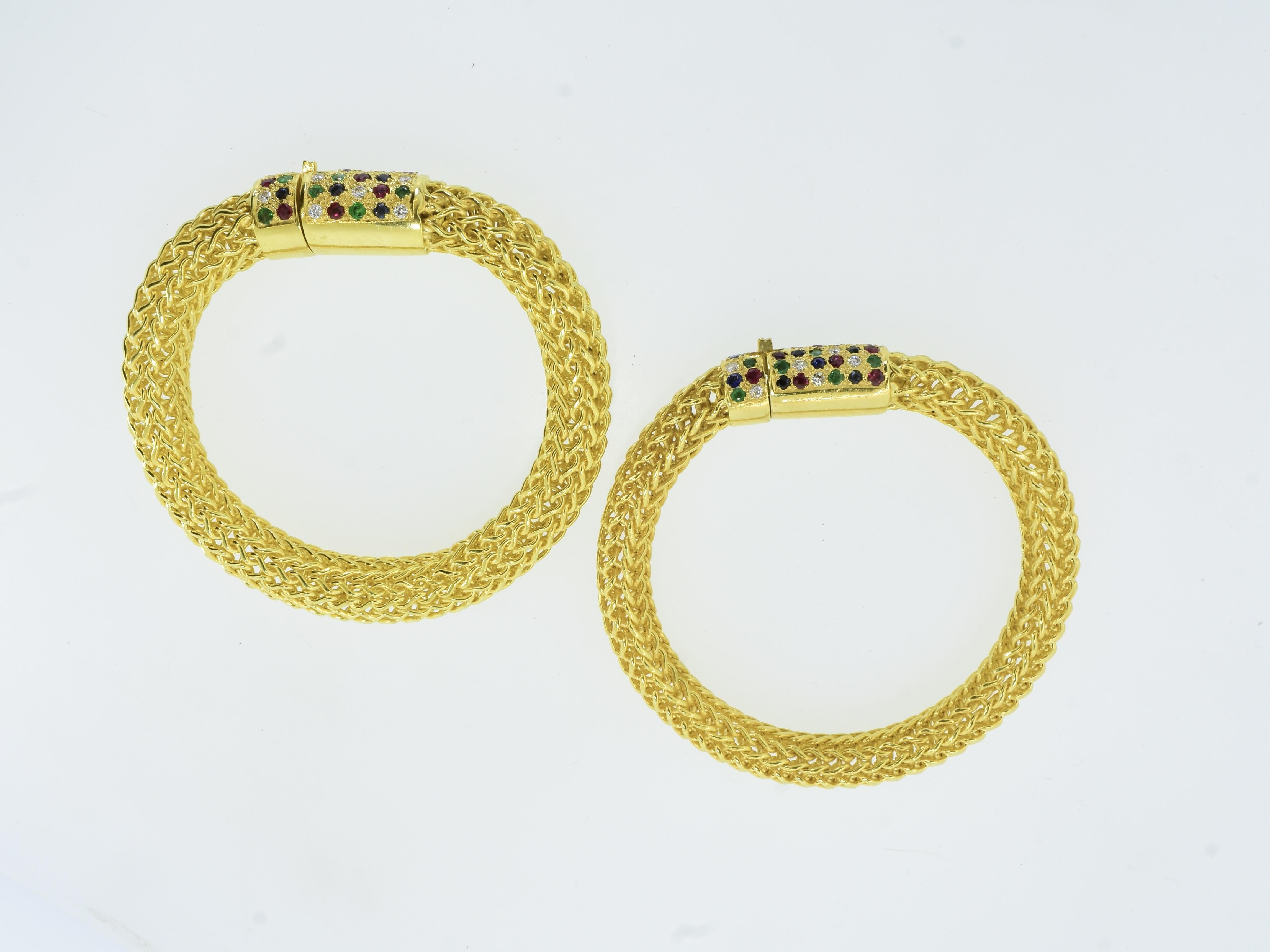 Paire de bracelets vintage en or jaune, diamants, saphirs, rubis et émeraudes des années 1960 en vente 10