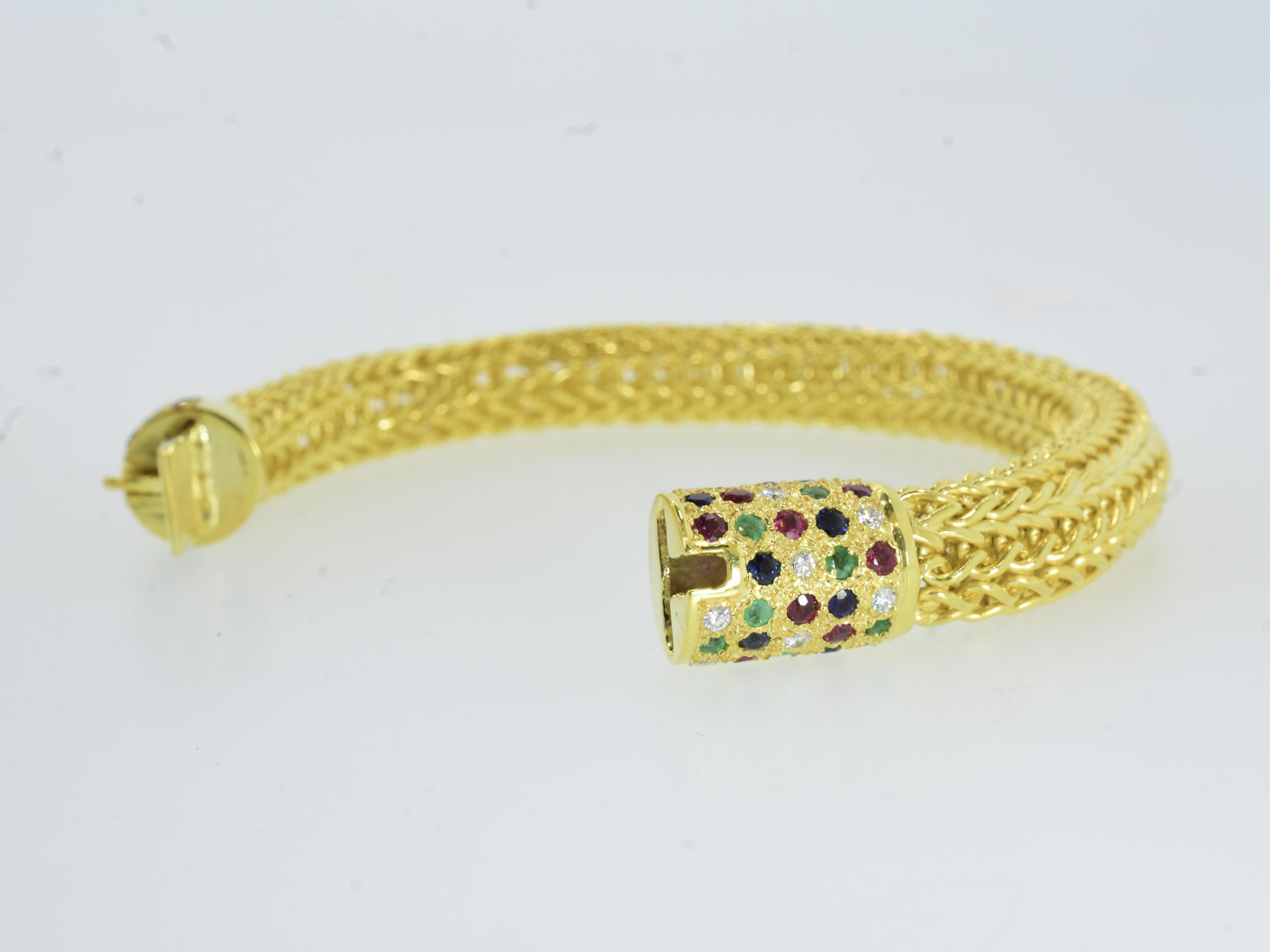 Paire de bracelets vintage en or jaune, diamants, saphirs, rubis et émeraudes des années 1960 en vente 12