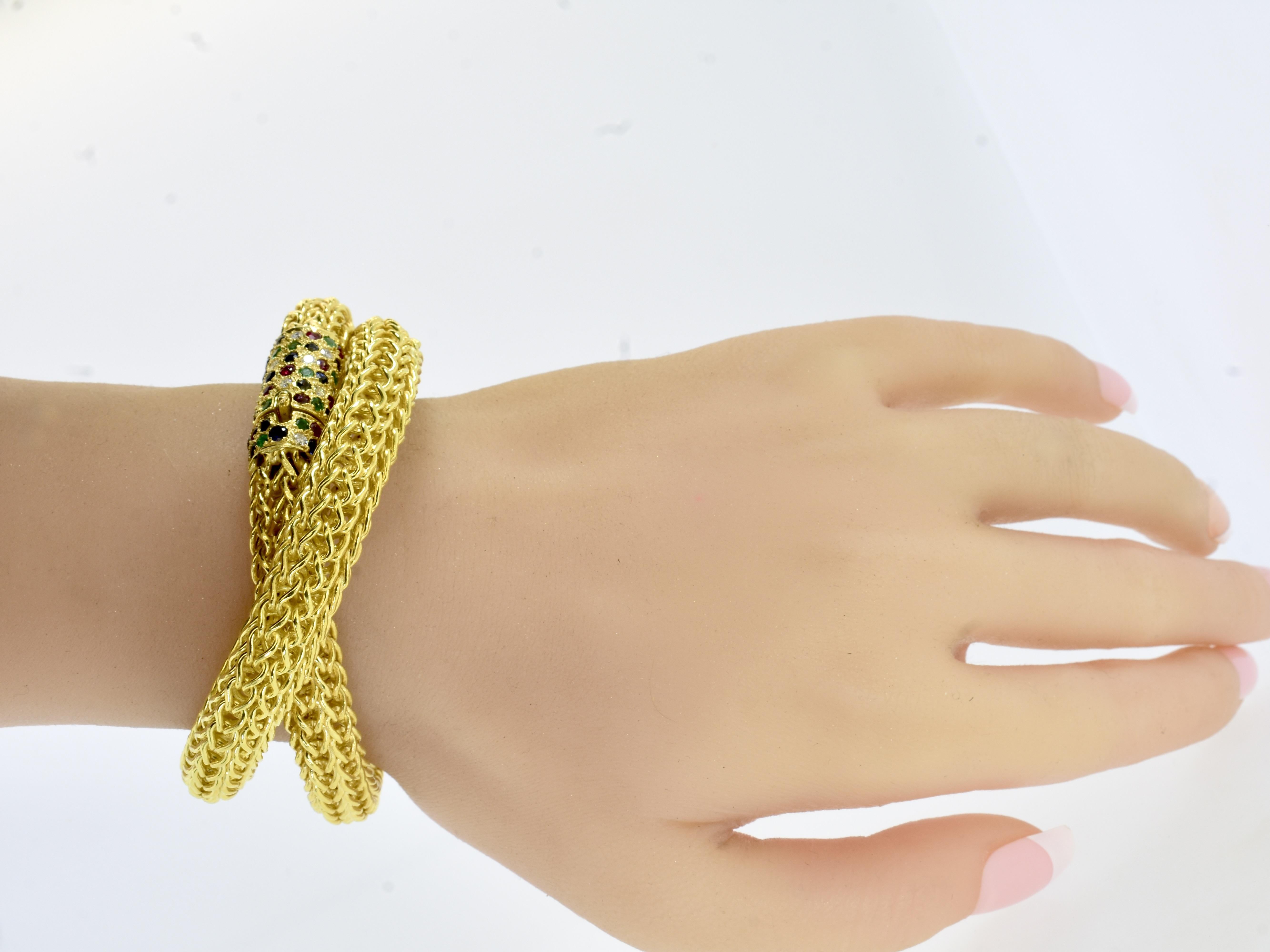 Taille brillant Paire de bracelets vintage en or jaune, diamants, saphirs, rubis et émeraudes des années 1960 en vente