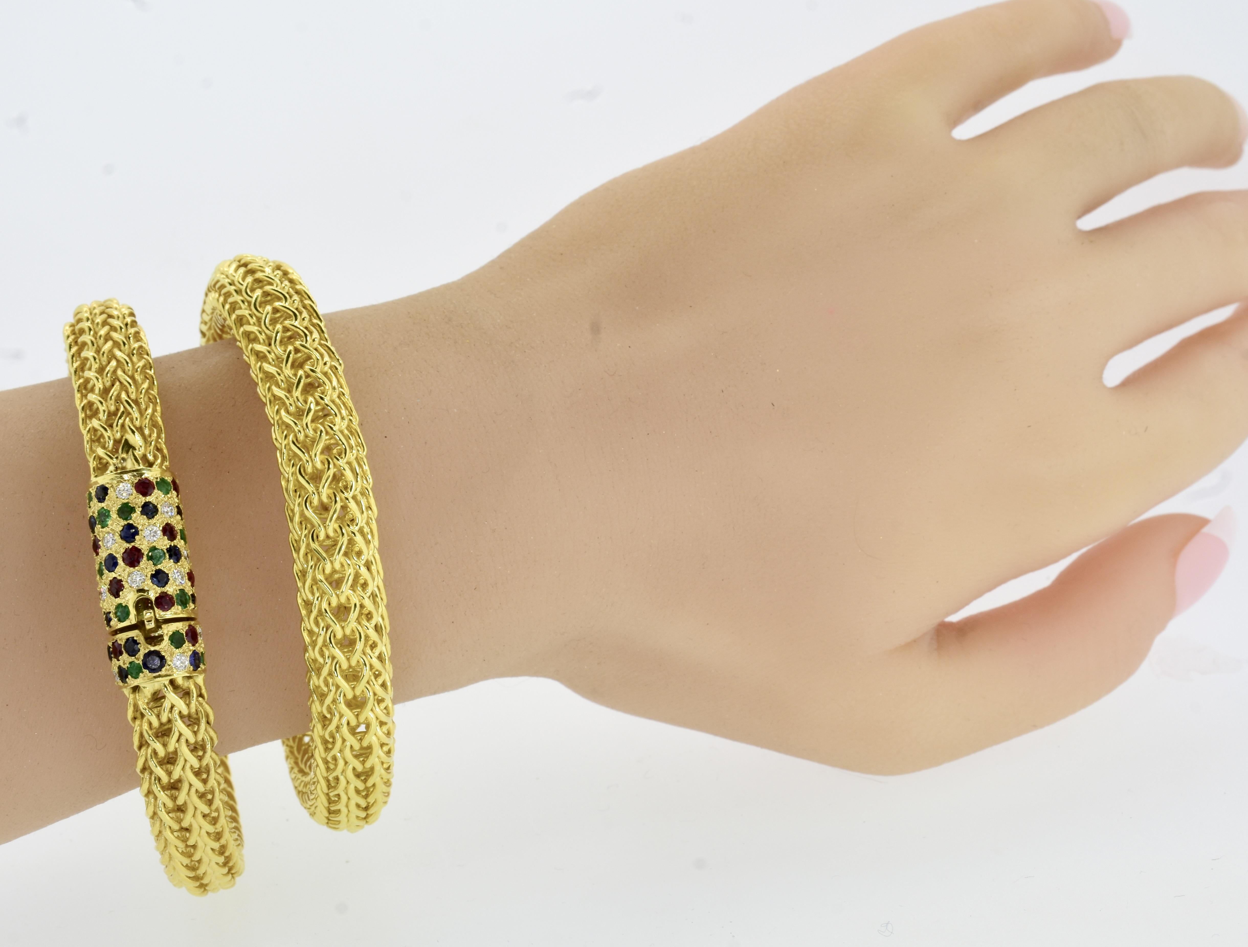 Paire de bracelets vintage en or jaune, diamants, saphirs, rubis et émeraudes des années 1960 Excellent état - En vente à Aspen, CO