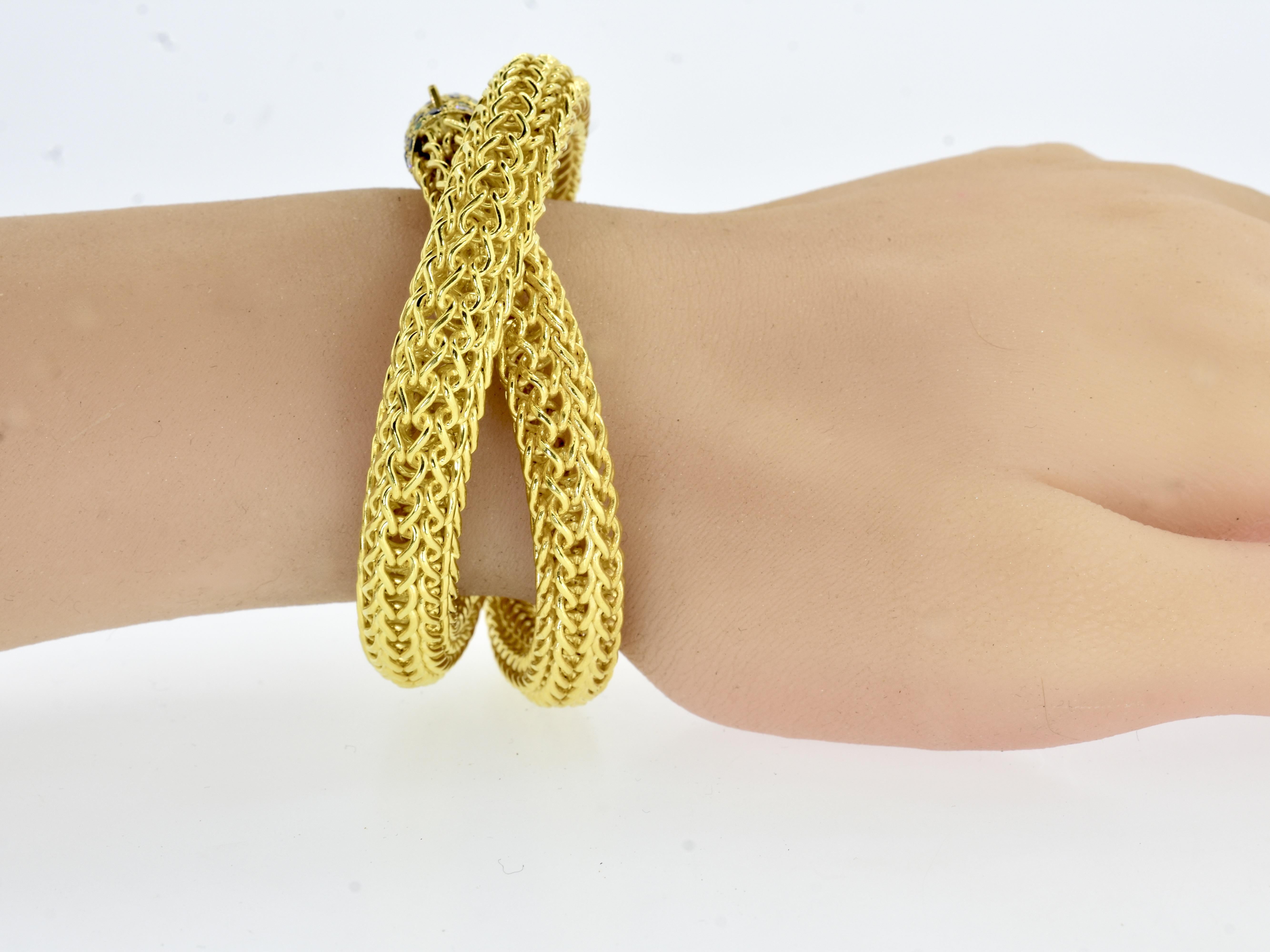 Paire de bracelets vintage en or jaune, diamants, saphirs, rubis et émeraudes des années 1960 Unisexe en vente