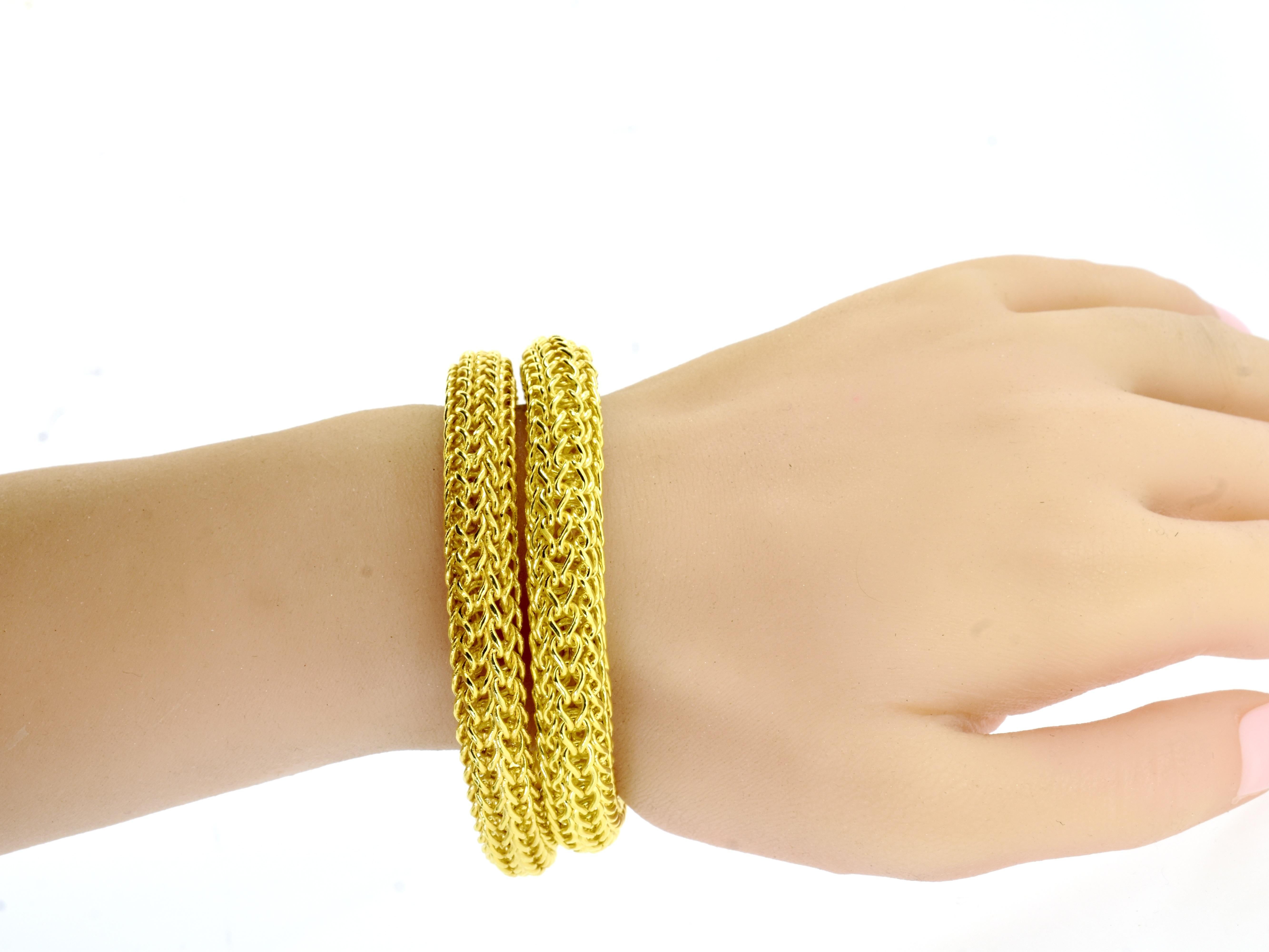 Paire de bracelets vintage en or jaune, diamants, saphirs, rubis et émeraudes des années 1960 en vente 1