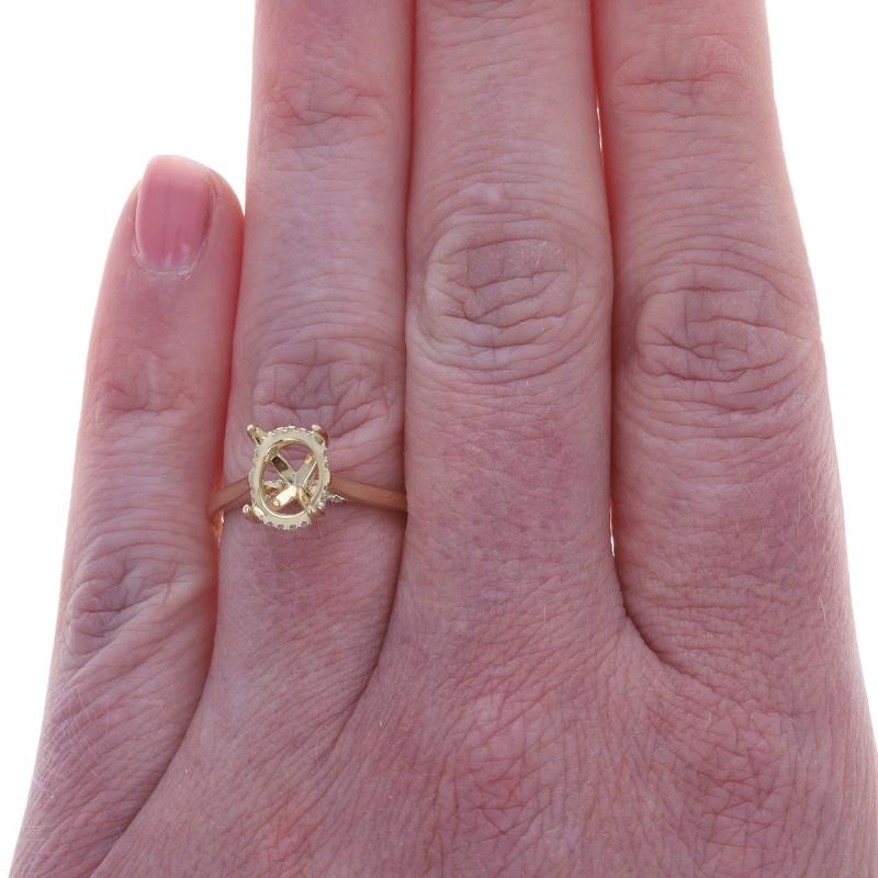 Taille ronde Bague de fiançailles en or jaune avec halo caché et semi-monture en diamant - 14k Round .12ctw en vente