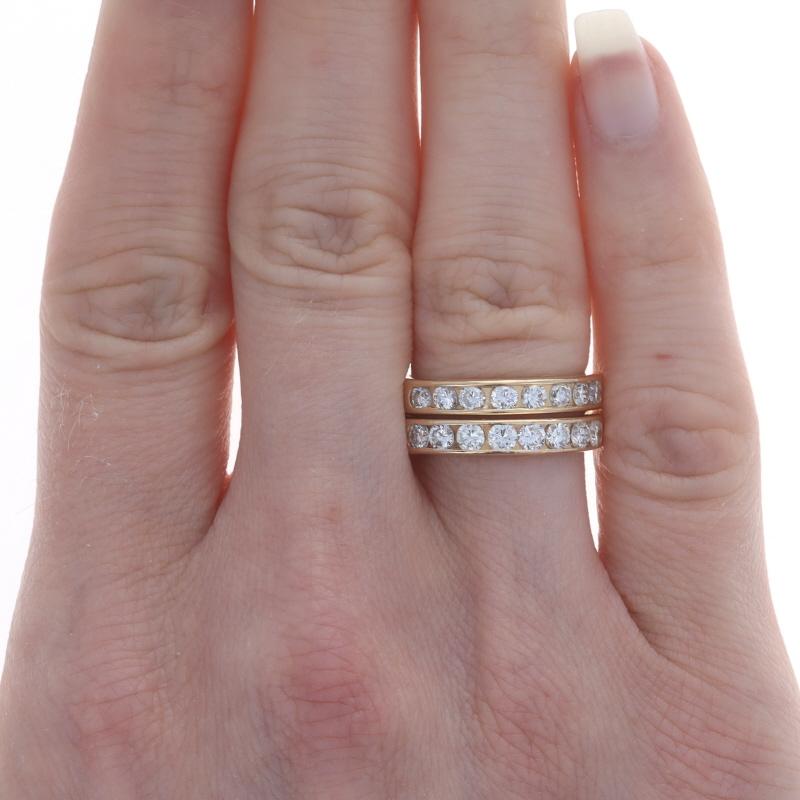 Taille ronde Lot de 2 bracelets en or jaune avec diamants - 14k ronds 1.00ctw Channel Set Wedding Rings en vente