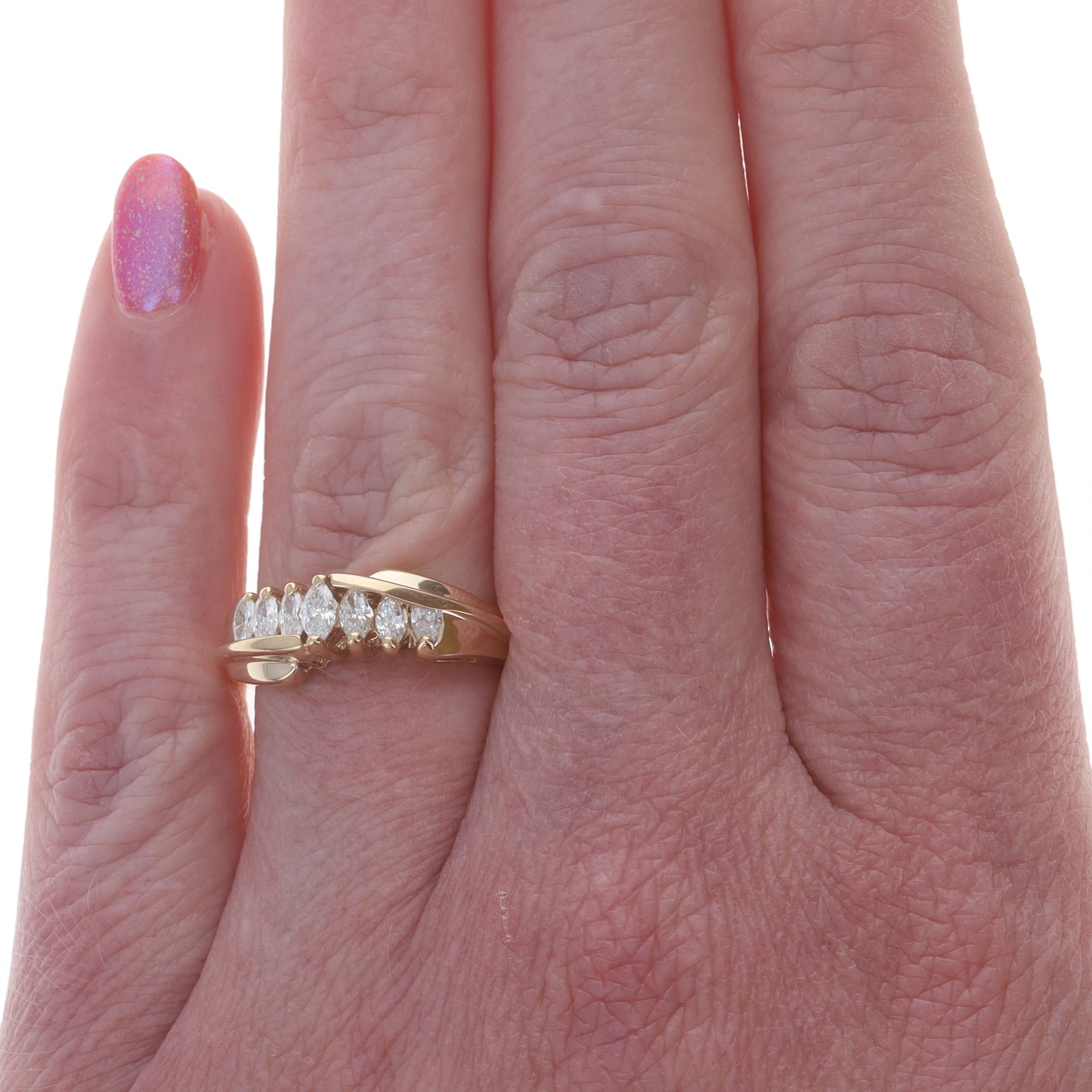 Taille Marquise Anneau de contournement en or jaune à sept pierres - 14k Marquise .50ctw Ring en vente