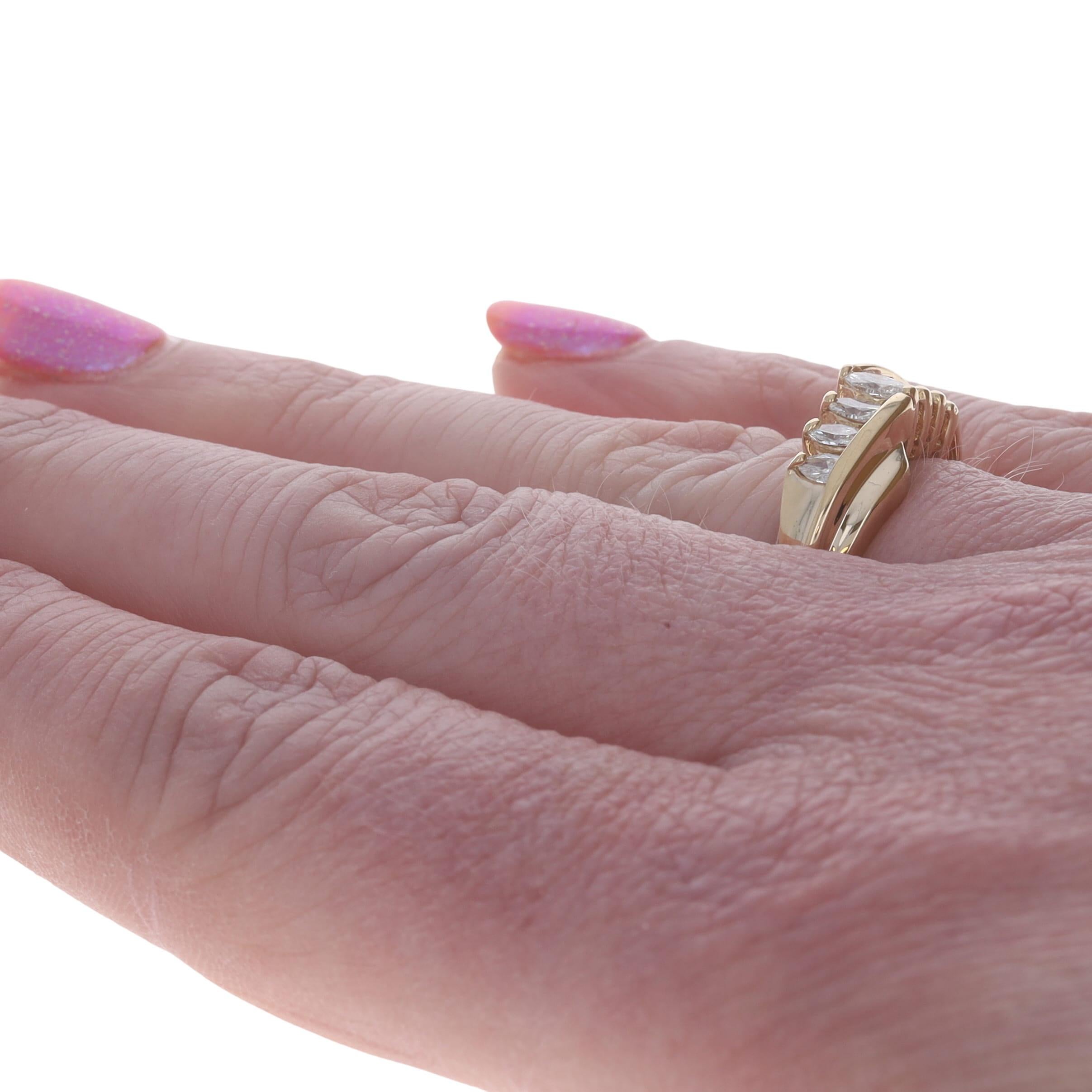 Anneau de contournement en or jaune à sept pierres - 14k Marquise .50ctw Ring Pour femmes en vente