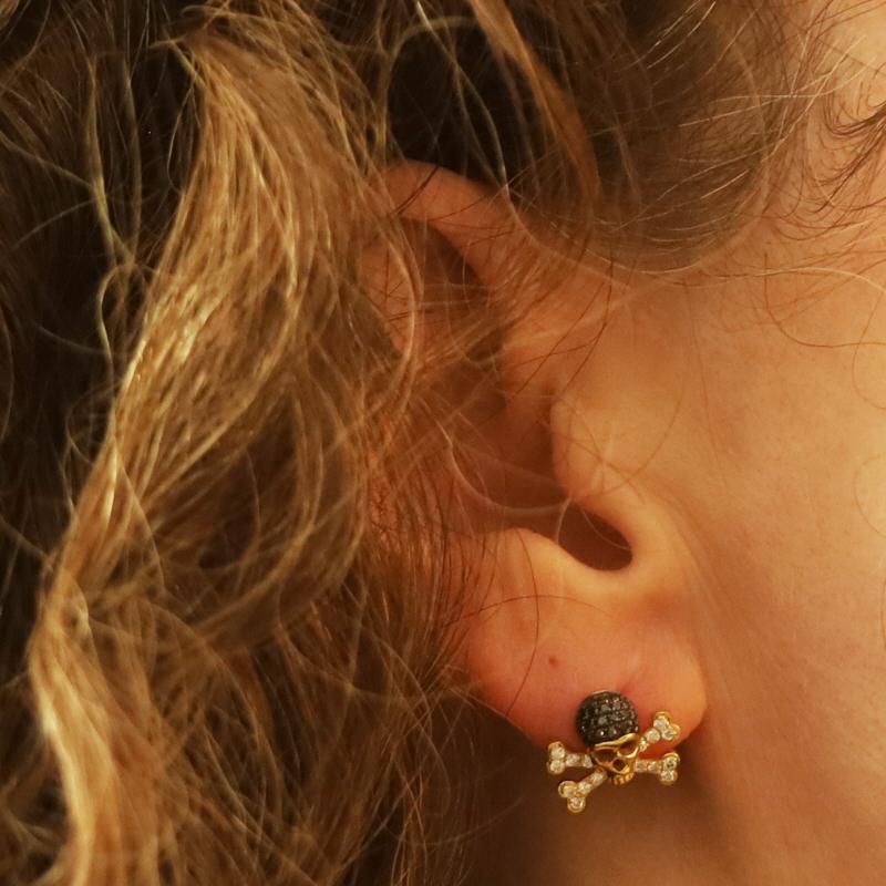 Yellow Gold Diamond Skull and Crossbones Stud Earrings 18k Round .65ctw Pierced In Excellent Condition For Sale In Greensboro, NC