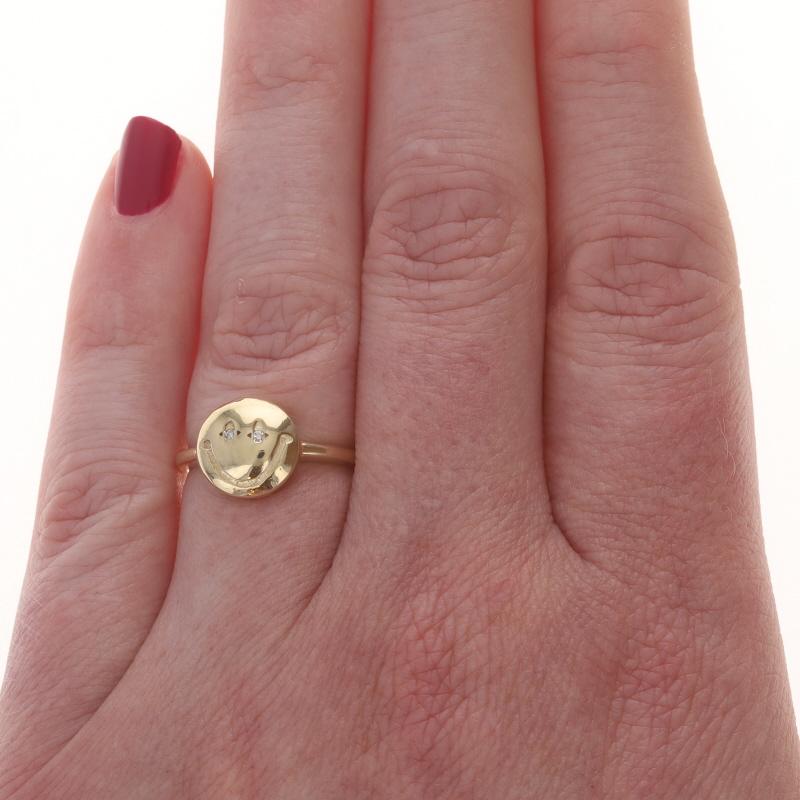 Größe: 6
Gebühr für Größenanpassung: 2 Größen hoch für $35 oder 1 Größe runter für $35

Metallgehalt: 14k Gelbgold

Informationen zu Stein

Diamanten
Karat(e): .02ctw
Schnitt: Einfach
Farbe: G - H
Reinheit: VS1 - VS2

Thema: Smiley-Gesicht, Schönen