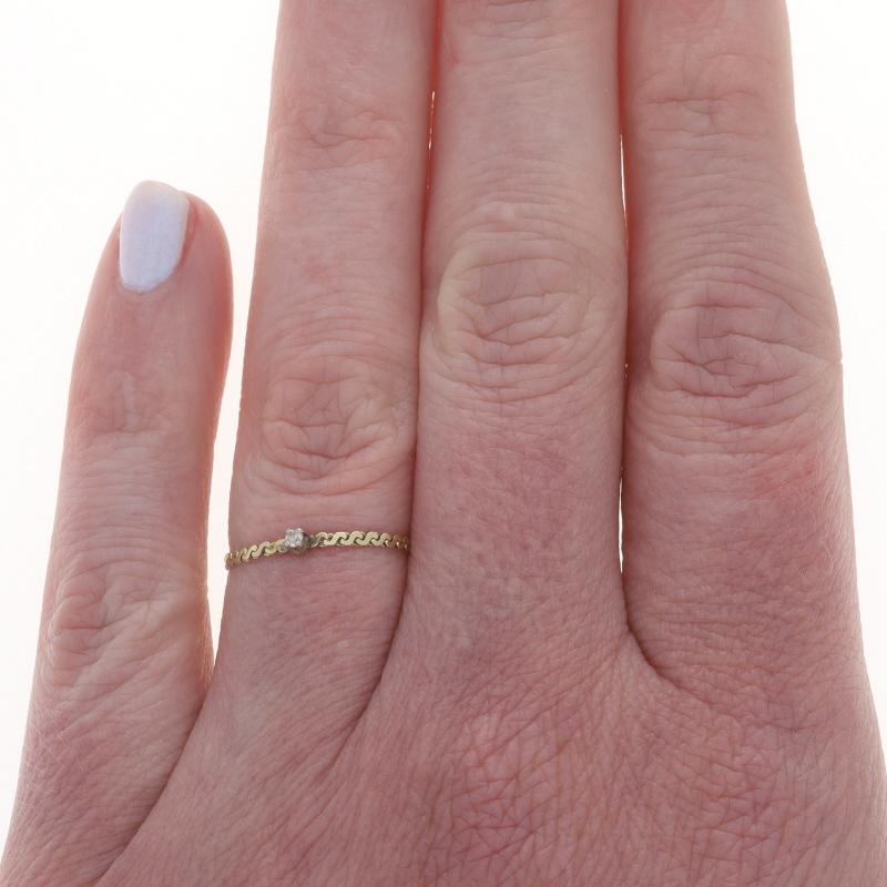 Taille simple Bague en or jaune avec solitaire en diamant 14k, serpentine simple SZ 8 en vente
