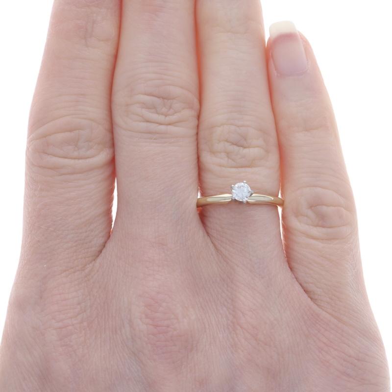 Größe: 6
Gebühr für Größenanpassung: Up 3 Größen für $30 oder Down 3 Größen für $30

Metall Inhalt: 10k Gelbgold & 10k Weißgold

Informationen zu Stein
Natürlicher Diamant
Karat(e): .20ct
Schliff: Runder Brillant
Farbe: I
Klarheit: SI2

Karat