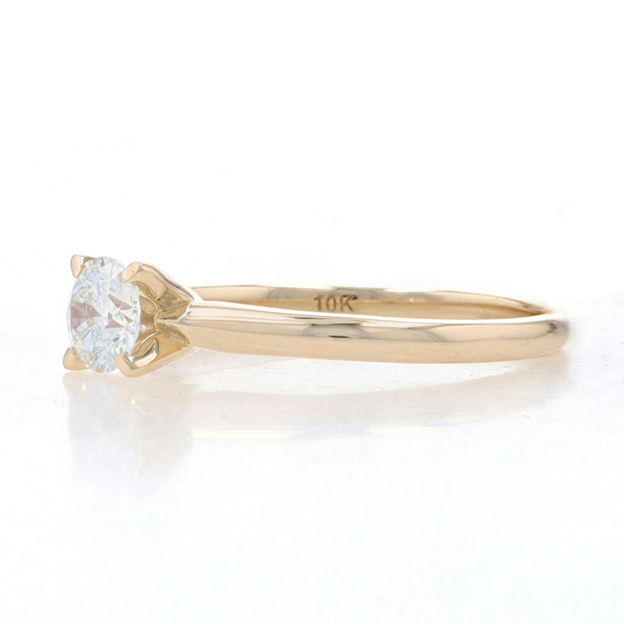 Taille brillant Bague de fiançailles solitaire en or jaune 10 carats avec diamant rond brillant de 0,50 carat en vente