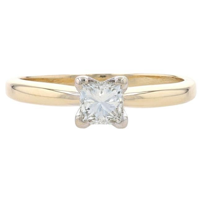 Bague de fiançailles en or jaune avec solitaire en diamant - 14k Princesse .60ct en vente