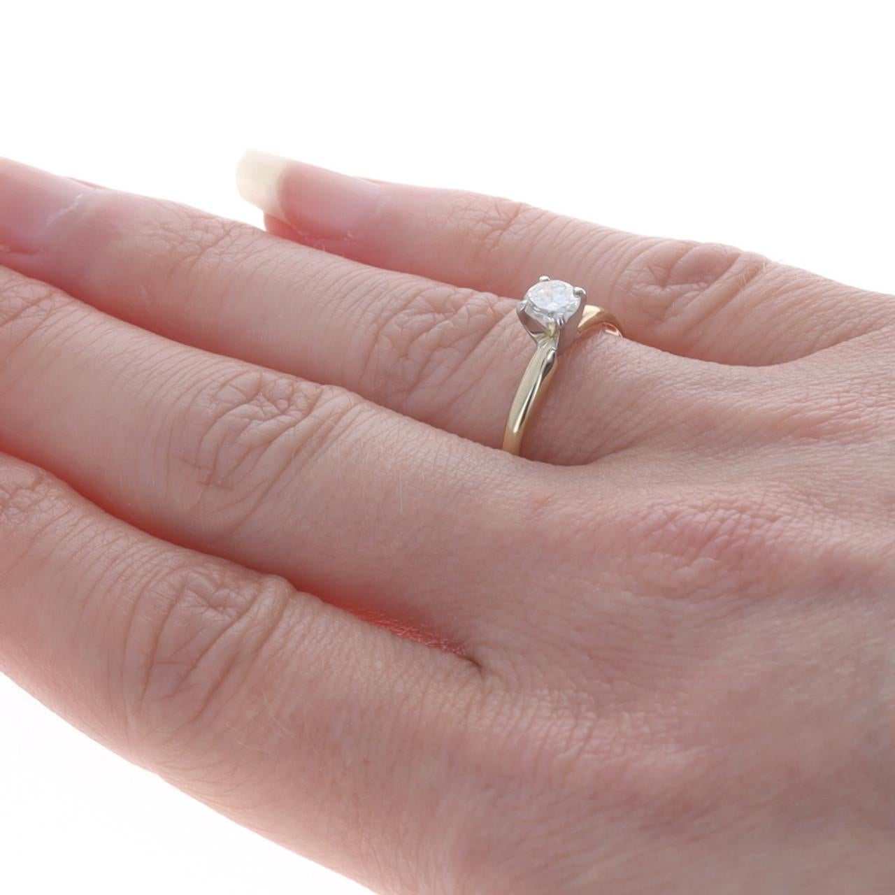 Bague de fiançailles solitaire en or jaune 14 carats avec diamants taille ronde brillant de 0,38 carat Bon état - En vente à Greensboro, NC
