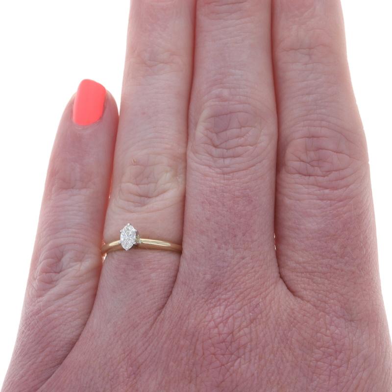 Taglio ovale Anello di fidanzamento solitario con diamante in oro giallo 18k Oval .25ct in vendita
