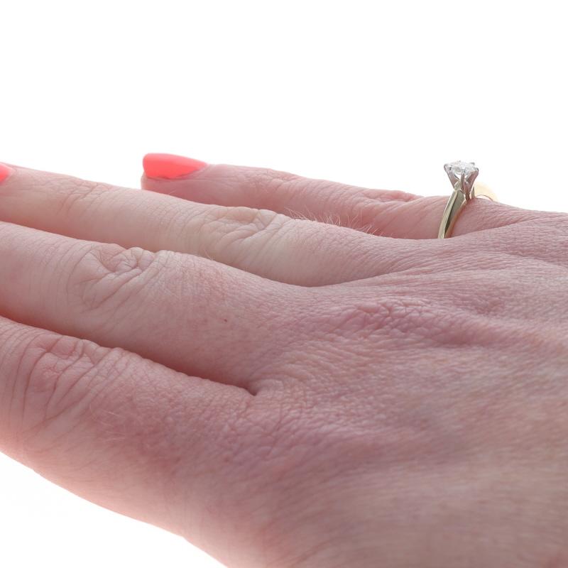 Donna Anello di fidanzamento solitario con diamante in oro giallo 18k Oval .25ct in vendita