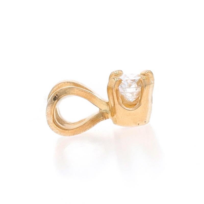 Taglio rotondo Ciondolo solitario con diamante in oro giallo - 14k Brilliante rotondo .10ct in vendita