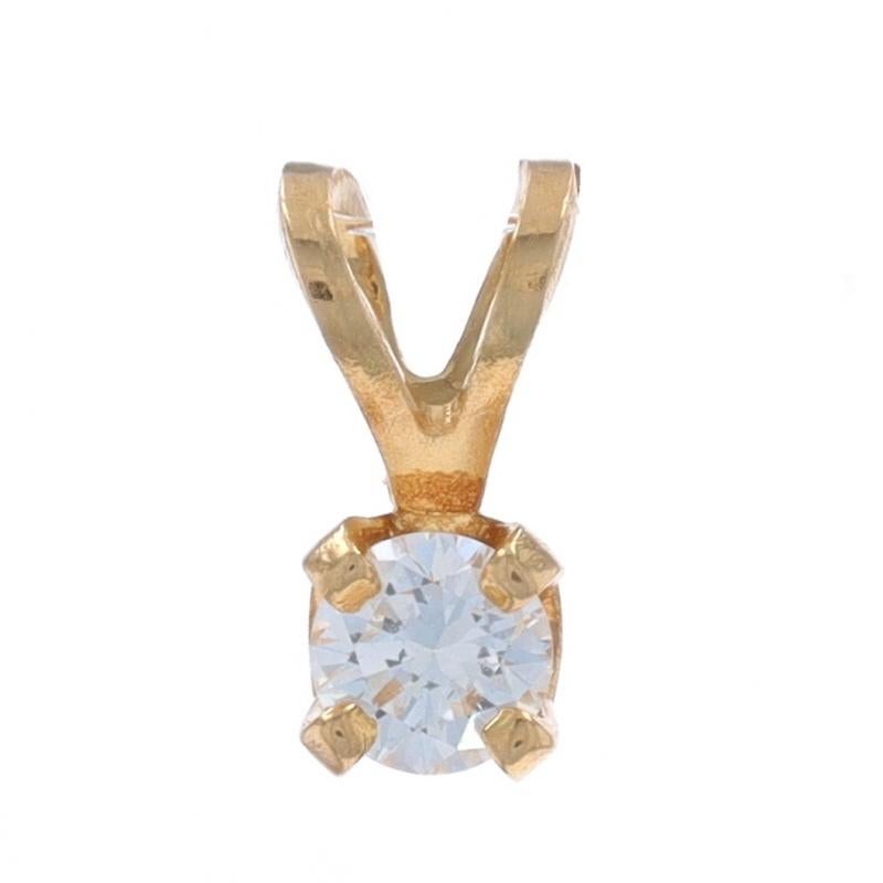 Ciondolo solitario con diamante in oro giallo - 14k Brilliante rotondo .10ct In condizioni ottime in vendita a Greensboro, NC
