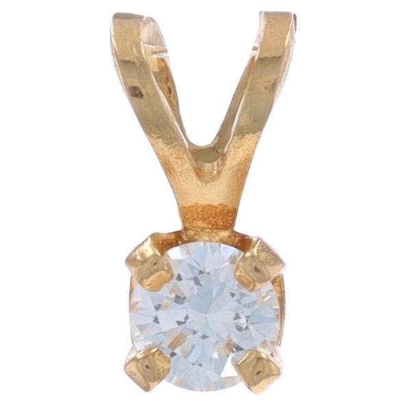 Ciondolo solitario con diamante in oro giallo - 14k Brilliante rotondo .10ct in vendita