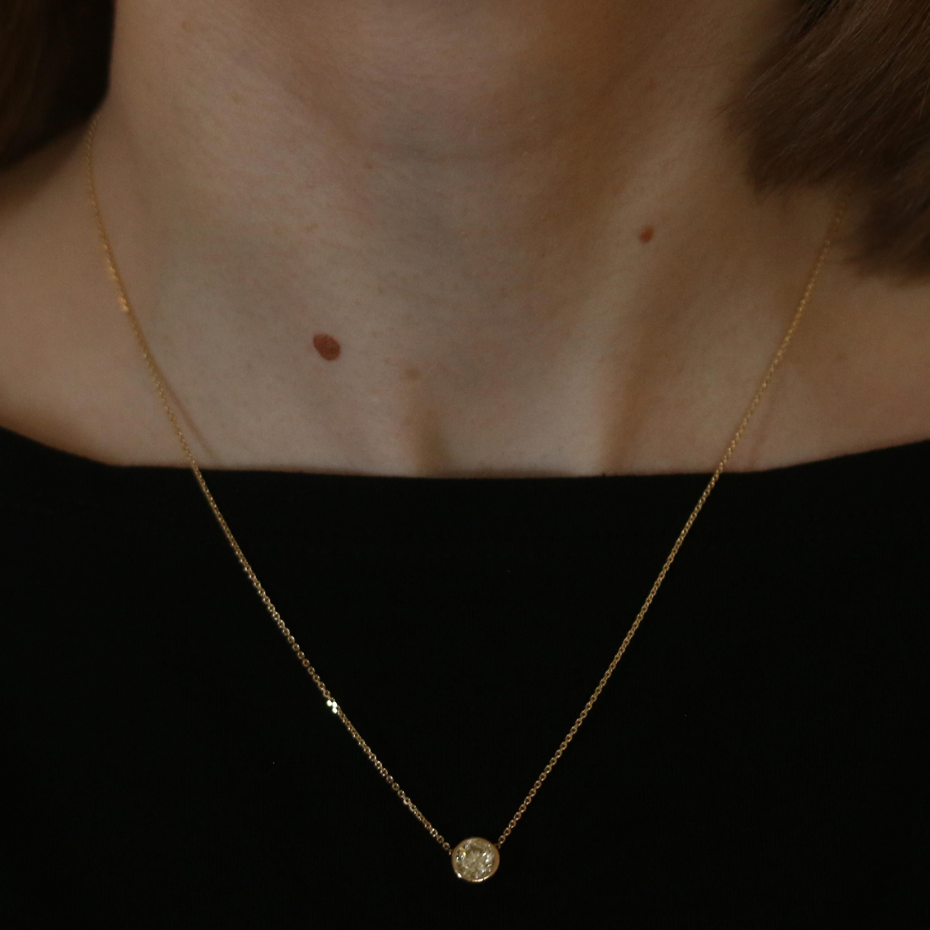 Taille ronde Collier pendentif solitaire en or jaune avec diamants taille ronde brillants de 1,01 carat en vente