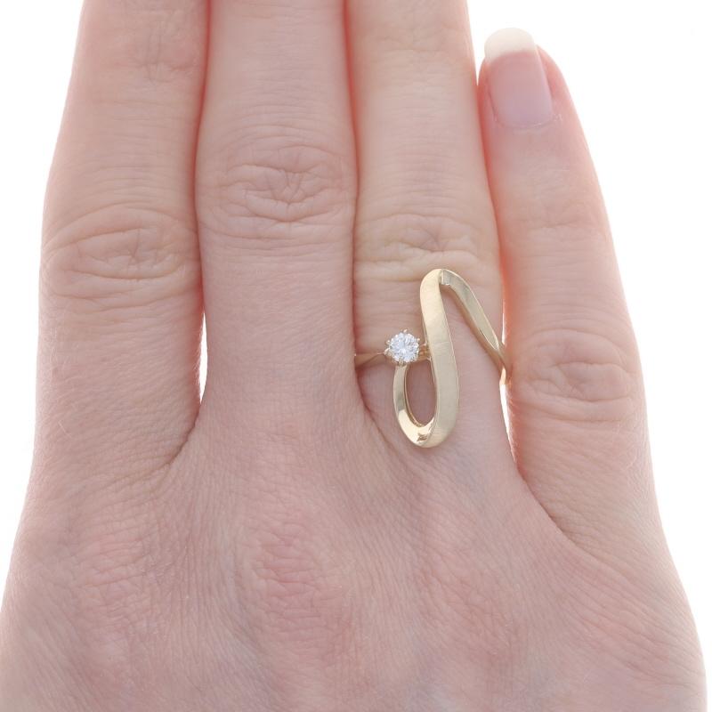 Anillo Solitario de Diamantes de Oro Amarillo - 14k Redondo .12ct Curva Libre Cepillado Corte redondo en venta