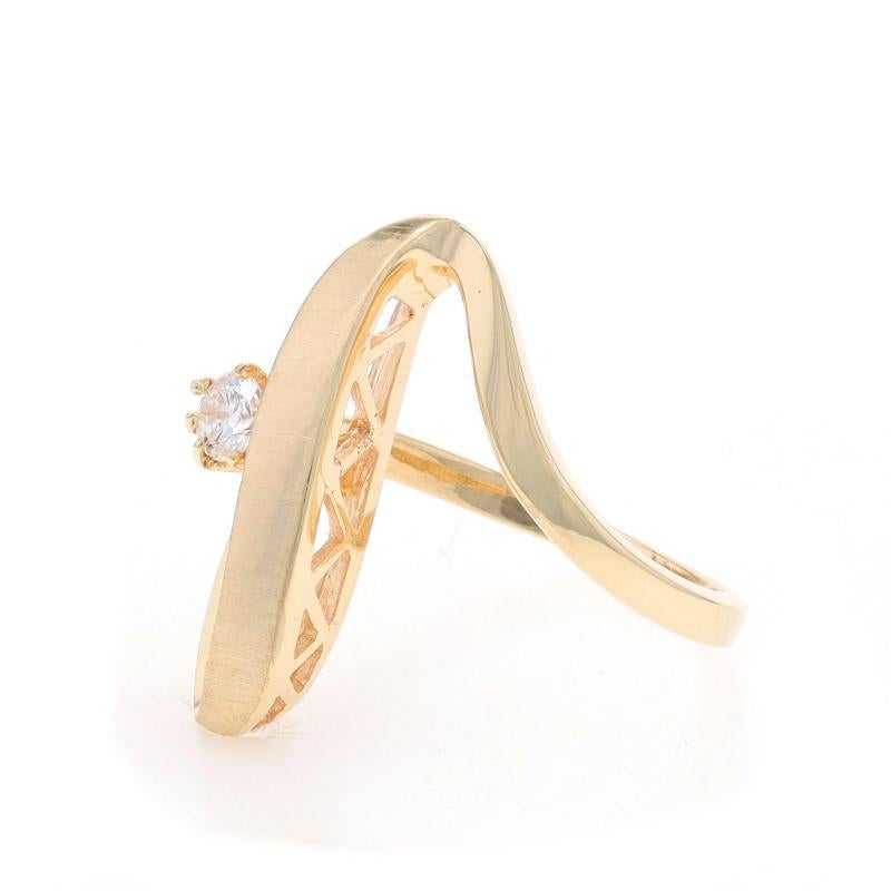 Anillo Solitario de Diamantes de Oro Amarillo - 14k Redondo .12ct Curva Libre Cepillado en Excelente estado para la venta en Greensboro, NC