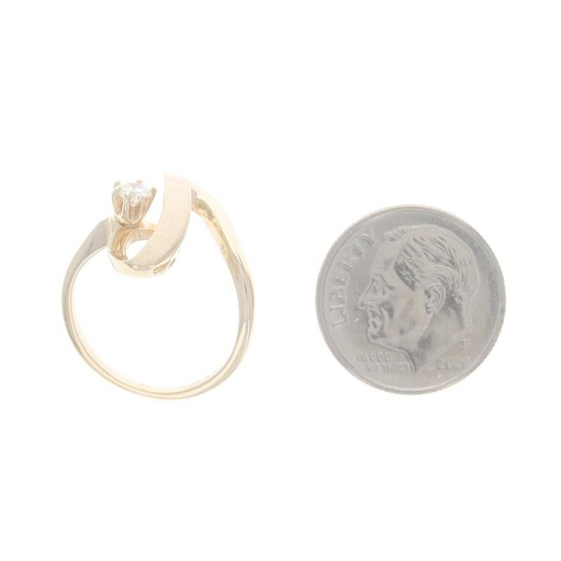 Anillo Solitario de Diamantes de Oro Amarillo - 14k Redondo .12ct Curva Libre Cepillado en venta 1