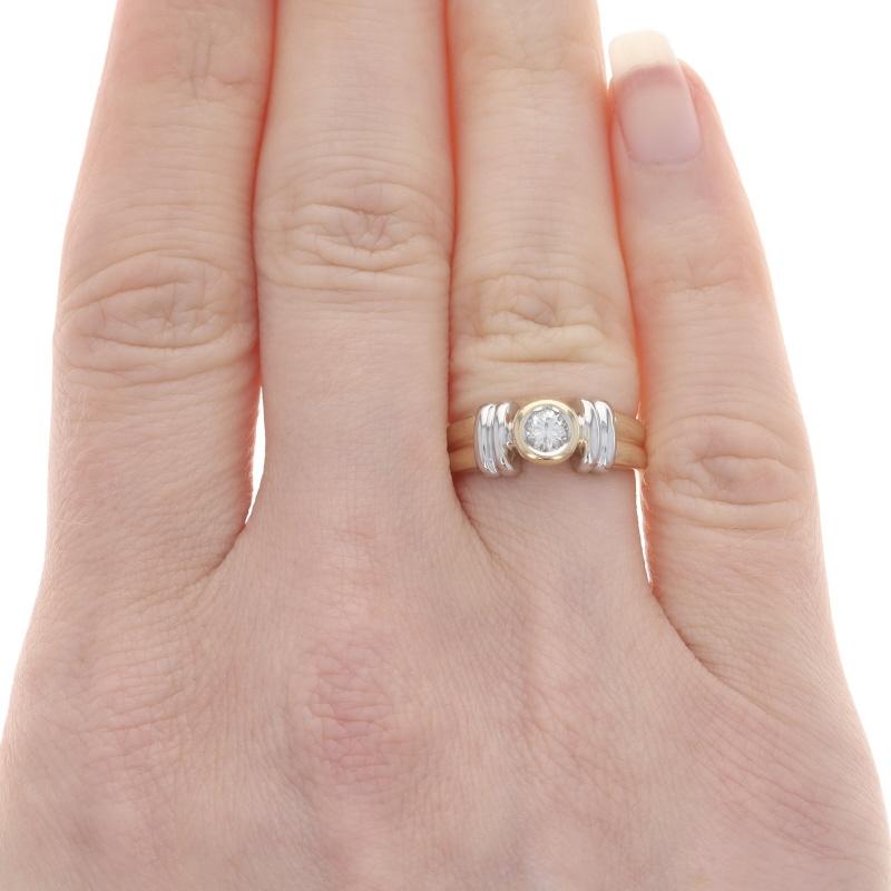 Taille ronde Bague solitaire en or jaune avec diamant - 14k Round .25ct Bezel Set Engagement en vente