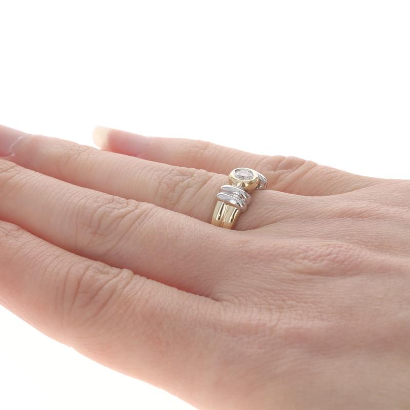 Bague solitaire en or jaune avec diamant - 14k Round .25ct Bezel Set Engagement Pour femmes en vente