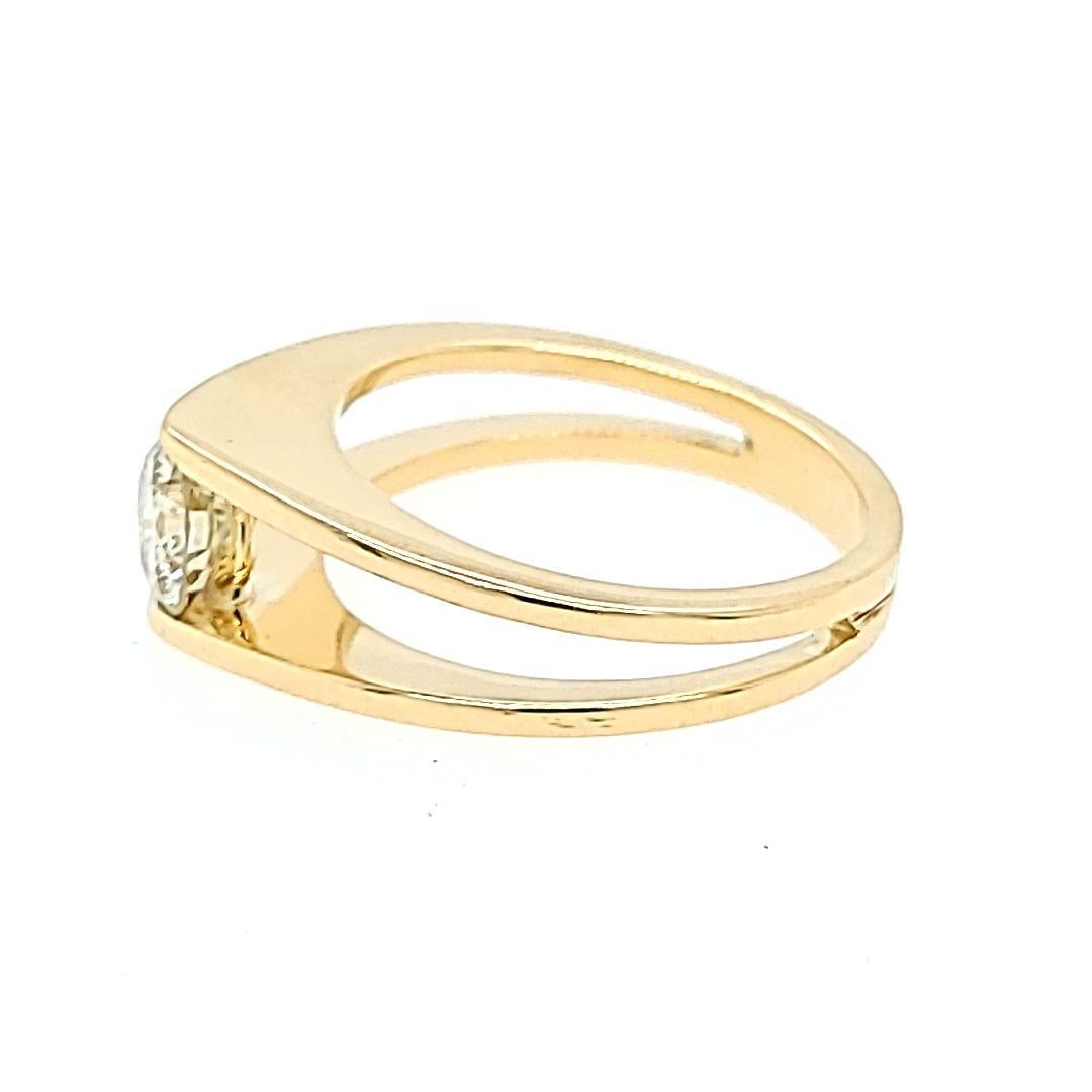Round Cut Yellow Gold Diamond Solitaire Split Ring For Sale