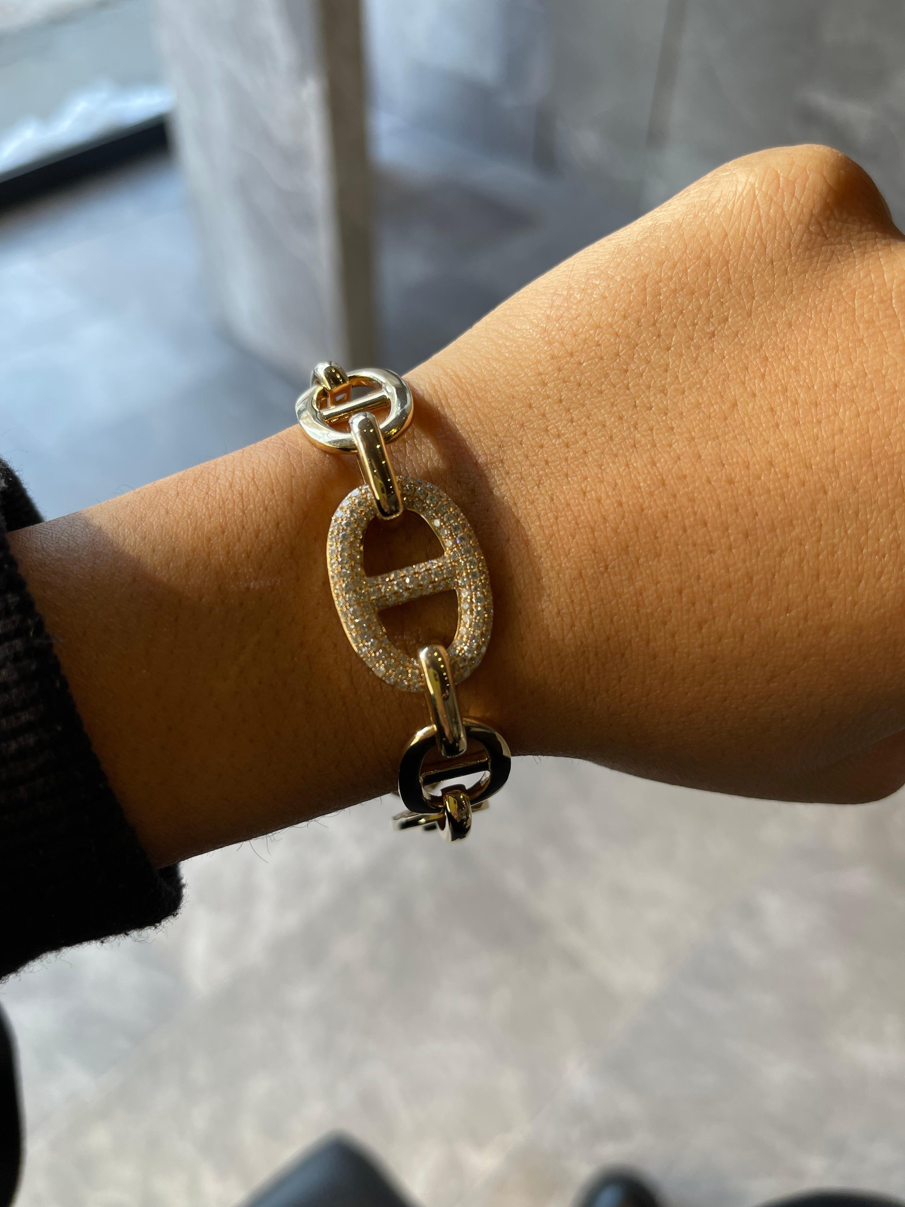 Bracelet à maillons ovales en or jaune 14kt avec un diamant pavé au milieu.
139 diamants ronds = 1,42ct