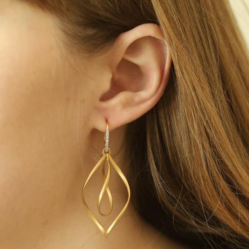 Orecchini pendenti a spirale in oro giallo con diamanti - 14k Round .14ctw Matte Pierced In condizioni Nuovo in vendita a Greensboro, NC