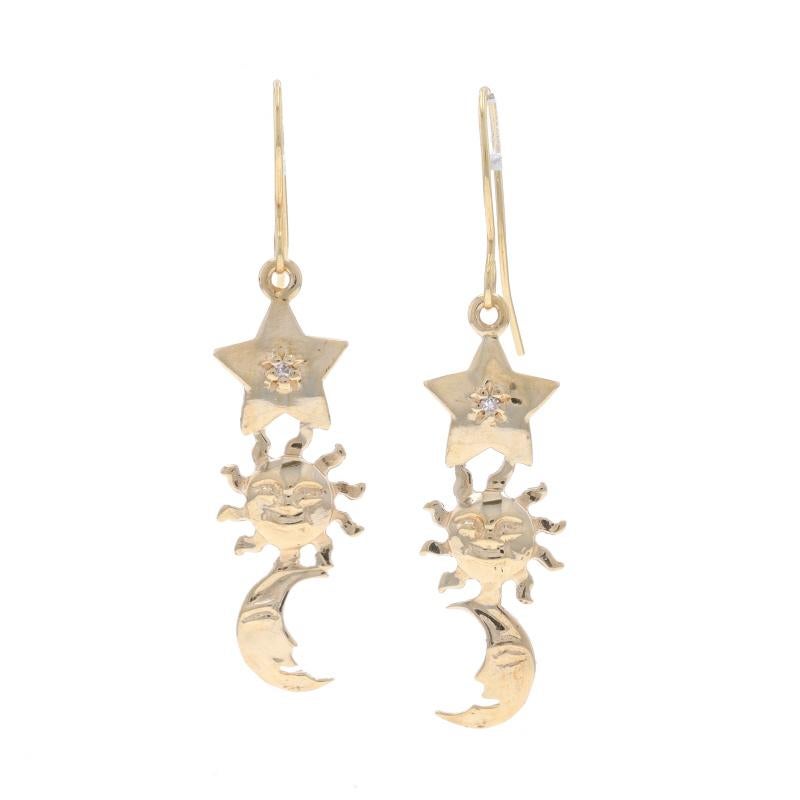 Metallgehalt: 10k Gelbgold & 14k Gelbgold

Metallhinweis: (Anhänger aus 10k Gold mit Verschlüssen aus 14k Gold)

Informationen zu Stein

Natürliche Diamanten
Schnitt: Einfach
Steinnote: (zwei kleine Akzente)

Stil: Baumeln
Verschlusstyp: