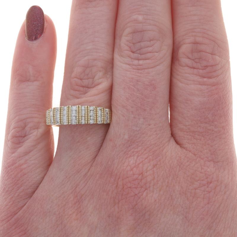 Taille simple Yellow Gold Diamond Stripe Band - 10k Single & Baguette .10ctw Tapered Ring en vente