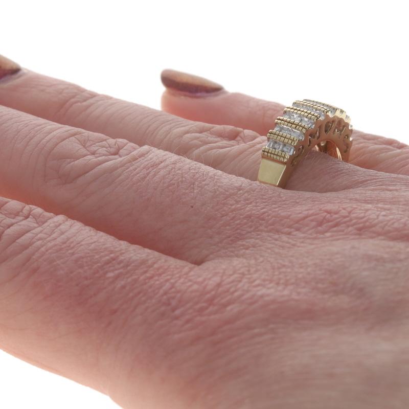 Yellow Gold Diamond Stripe Band - 10k Single & Baguette .10ctw Tapered Ring Pour femmes en vente