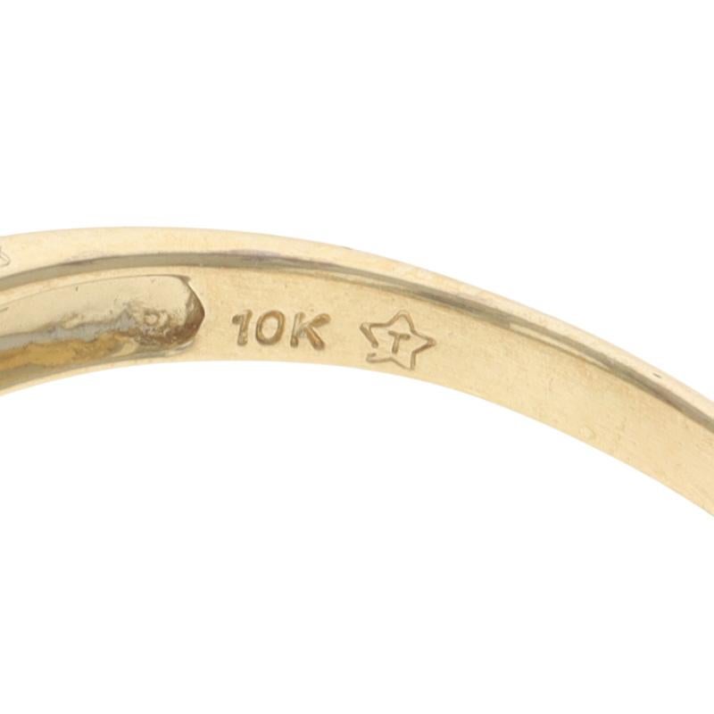 Yellow Gold Diamond Stripe Band - 10k Single & Baguette .10ctw Tapered Ring en vente 2