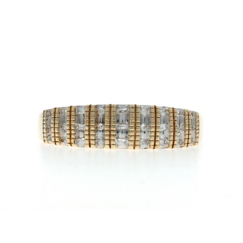 Yellow Gold Diamond Stripe Band - 10k Single 
Baguette .10ctw Tapered Ring en vente