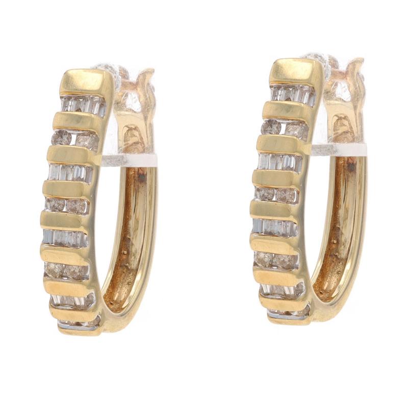 Metall Inhalt: 10k Gelbgold & 10k Weißgold

Informationen zu Stein

Natürliche Diamanten
Karat(e): .50ctw
Schliff: Rund Brillant & Baguette
Farbe: I - J
Klarheit: I1 - I2

Karat gesamt: .50ctw

Stil: Hoop
Verschlusstyp: Schnappverschlüsse
Thema: