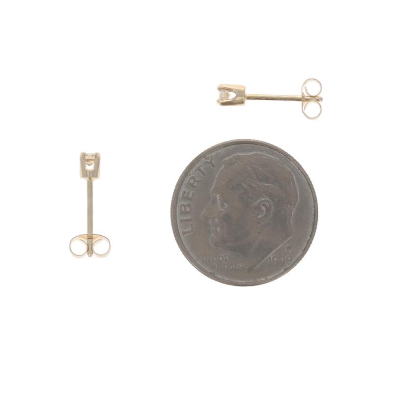 Boucles d'oreilles en or jaune diamant - 14k brillant rond .10ctw Pierced Excellent état - En vente à Greensboro, NC