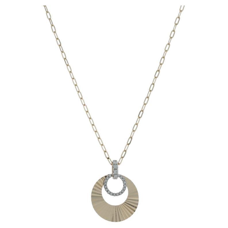Collier en or jaune avec pendentif diamant en forme de soleil 17 1/2" 14k Round .12ctw Fluted en vente