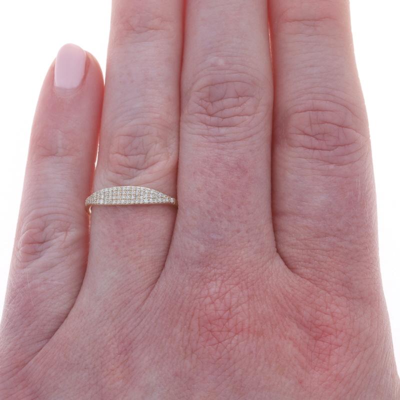 Taille simple Yellow Gold Diamond Tapered Band - 14k Single .16ctw Ring en vente